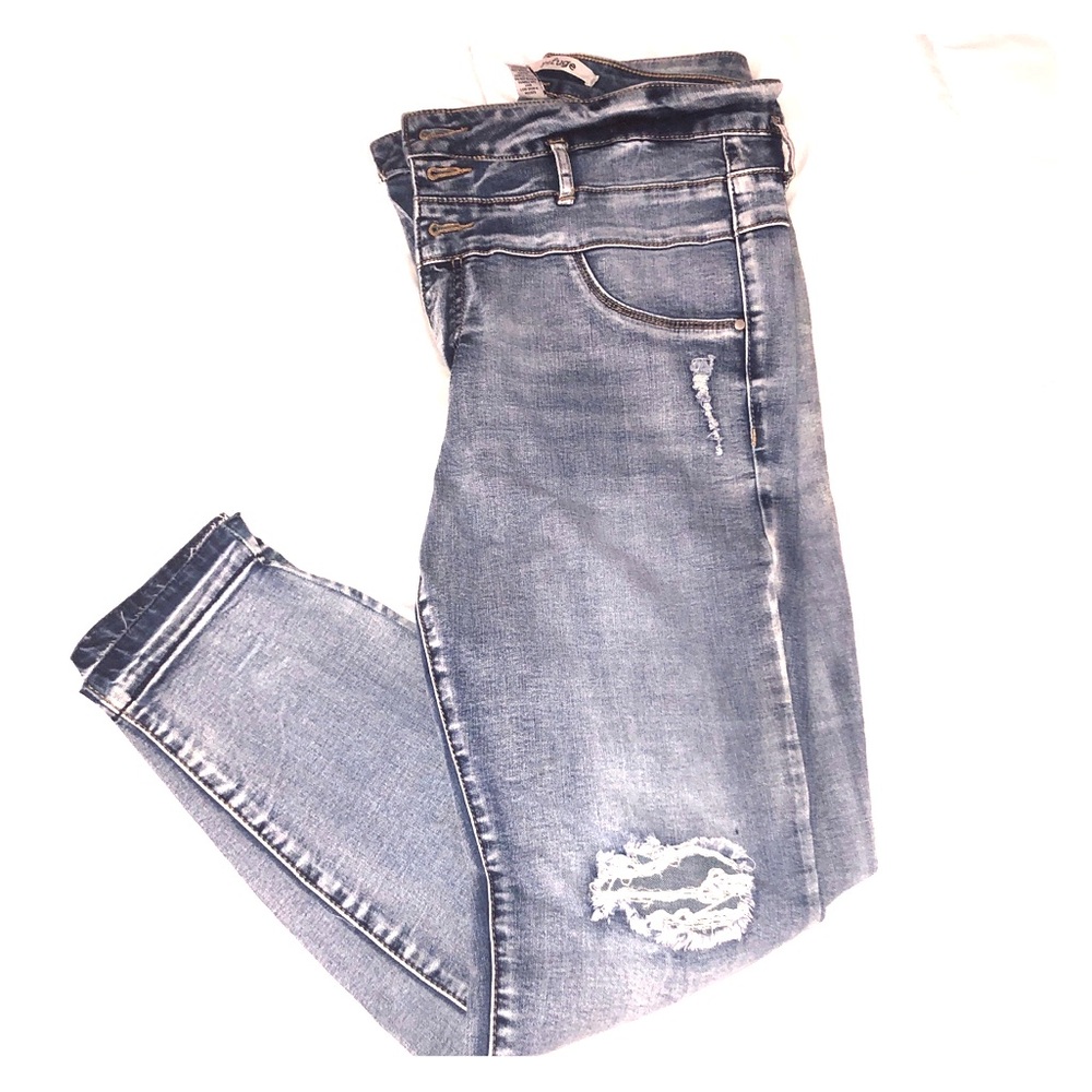 Distressed skinny jeans